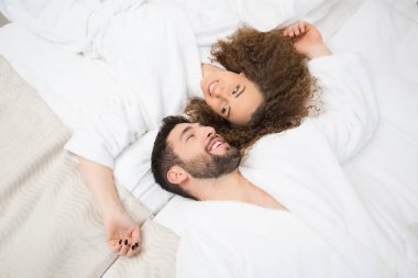 Samimi çift yatakta sarılma