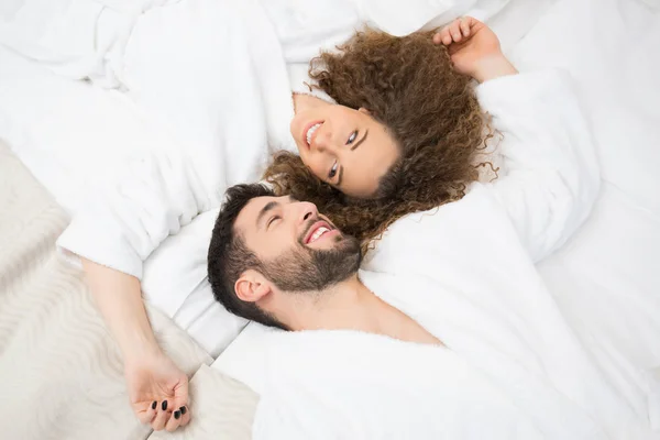 Casal íntimo abraçando na cama — Fotografia de Stock