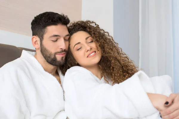 Intimes Paar, das sich im Bett umarmt — Stockfoto
