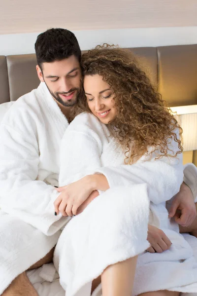 Casal íntimo abraçando na cama — Fotografia de Stock