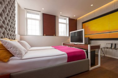 Yeni bir otel odasında iç 