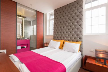 Modern bir otel odası.