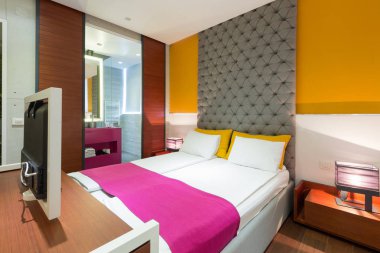 Yeni bir otel odasında iç 