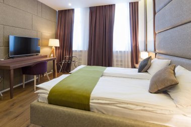 Modern bir otel odası.