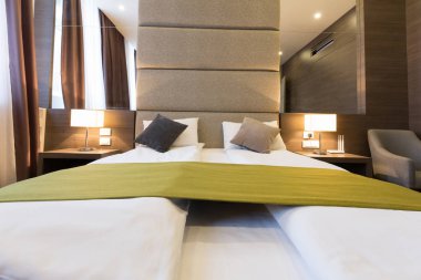 Yeni bir otel odasında iç 