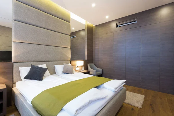 Interior of a bedroom in a new hotel — Stock Photo, Image
