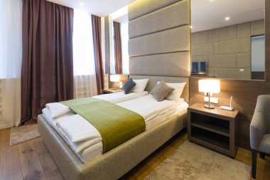 Yeni bir otel odasında iç 