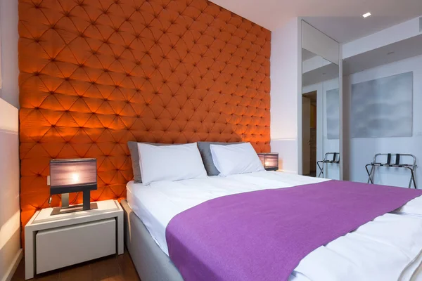 Interior of a bedroom in a new hotel — Stock Photo, Image