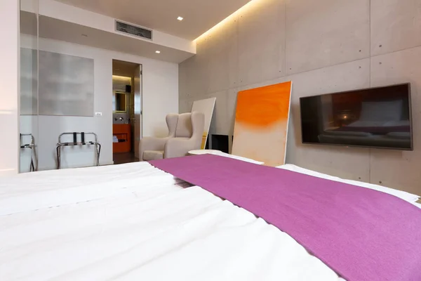Interior de un dormitorio en un nuevo hotel — Foto de Stock