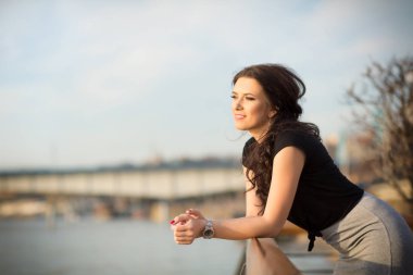 nehir kenarında duran güzel kadın