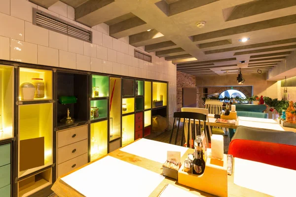 Interior de un moderno restaurante urbano — Foto de Stock