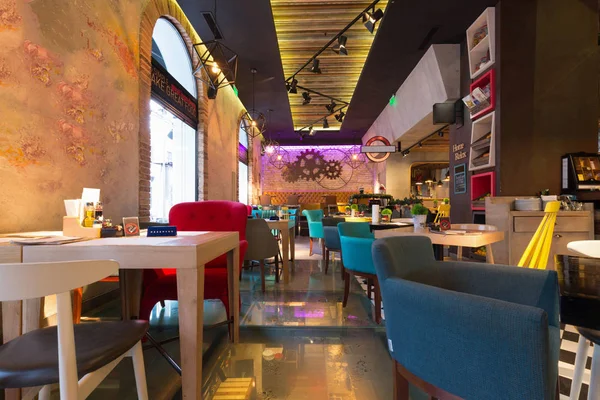 Innenraum eines modernen urbanen Restaurants — Stockfoto