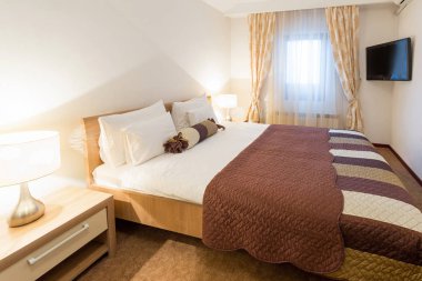 Bir otel odasının içinde.