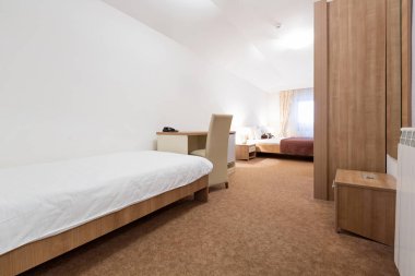 Bir otel odasının içinde.