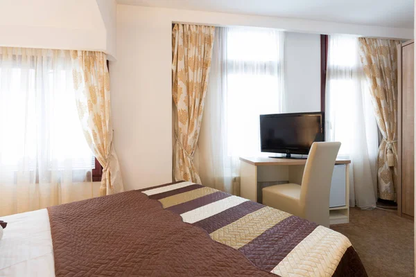 Interiör i en dubbelsäng hotell sovrum — Stockfoto