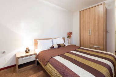 Bir otel odasının içinde.