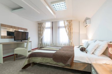 Çift kişilik bir otel odası.