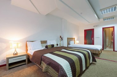 Bir otel odasının içinde.