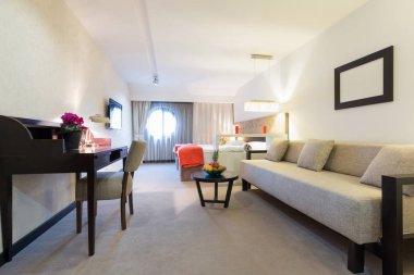 Bir otel dairesinin içinde.