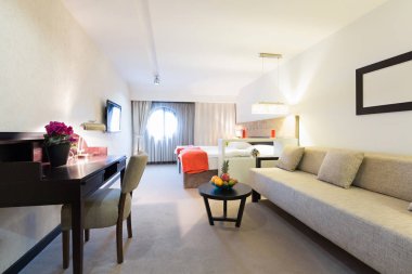 Bir otel dairesinin içinde.