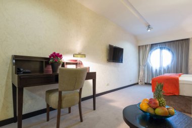 Bir otel dairesinin içinde.