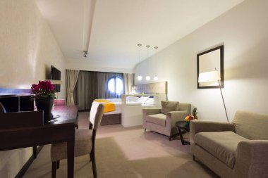 Bir otel dairesinin içinde.