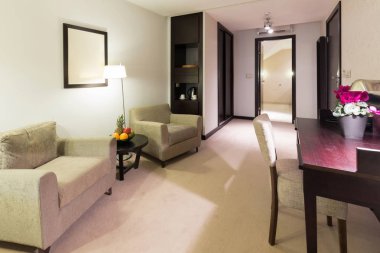 Bir otel dairesinin içinde.