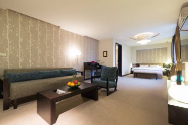 Bir otel dairesinin içinde.