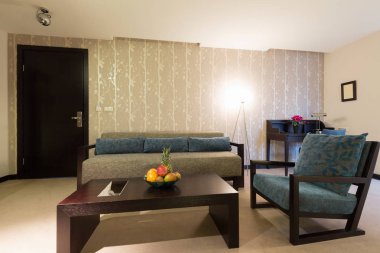 Bir otel dairesinin içinde.