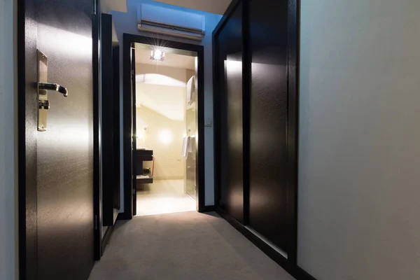 Hotel korytarz z drzwiami — Zdjęcie stockowe