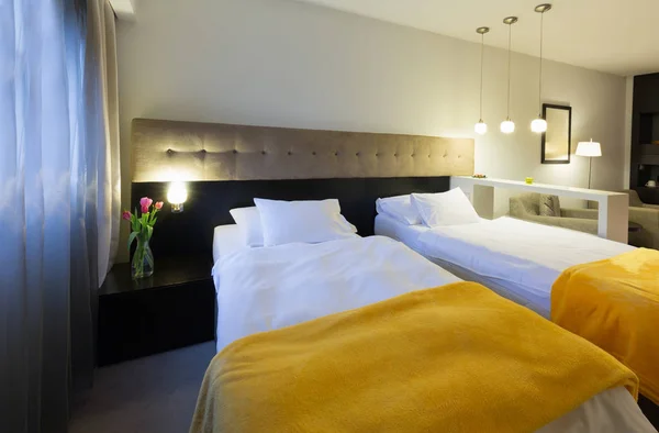Интерьер спальни в квартире отеля — стоковое фото