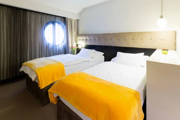 Camera da letto nell'appartamento dell'hotel — Foto Stock