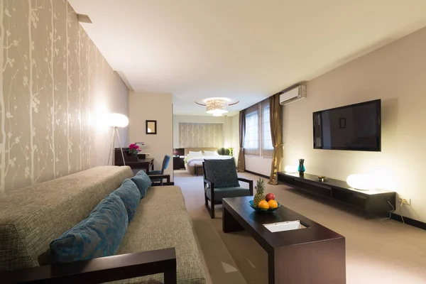 Bir otel dairesinin içinde.