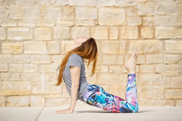 Güzel genç kadın çalışma dışarı, yoga egzersiz yaparak — Stok fotoğraf