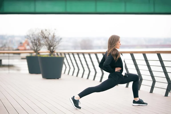 Fit fitness vrouw doen rekoefeningen buitenshuis — Stockfoto