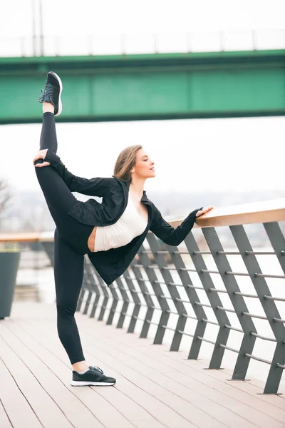 Fit fitness vrouw doen rekoefeningen buitenshuis — Stockfoto