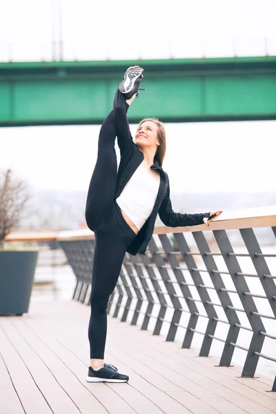 Ajuste mujer fitness haciendo ejercicios de estiramiento al aire libre — Foto de Stock