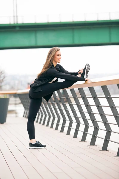 Ajuste mujer fitness haciendo ejercicios de estiramiento al aire libre — Foto de Stock