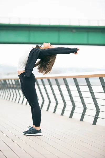 Ajuste mujer fitness haciendo ejercicios de estiramiento al aire libre — Foto de Stock