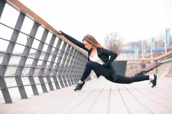 Fit fitness vrouw doen rekoefeningen buitenshuis — Stockfoto