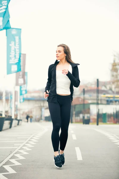 Fit fitness vrouw buitenshuis uitvoeren van de oefeningen — Stockfoto