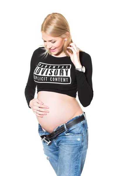 Красивая молодая беременная блондинка в студии изолирована — стоковое фото