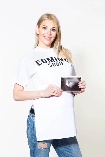 Красивая молодая беременная блондинка в студии изолирована — стоковое фото
