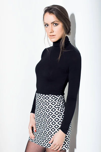 Porträtt av en vacker ung kvinna i kjol — Stockfoto