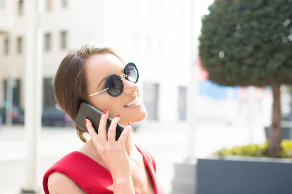 Draußen, schöne Frau im Gespräch mit dem Handy — Stockfoto