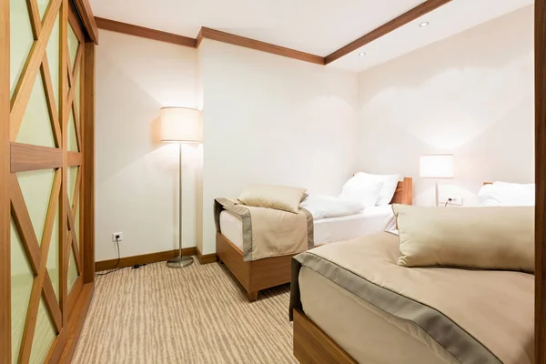 ホテル アパート、夜の寝室のインテリア — ストック写真