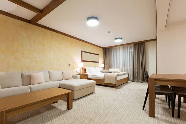 Квартира в отеле, интерьер спальни — стоковое фото