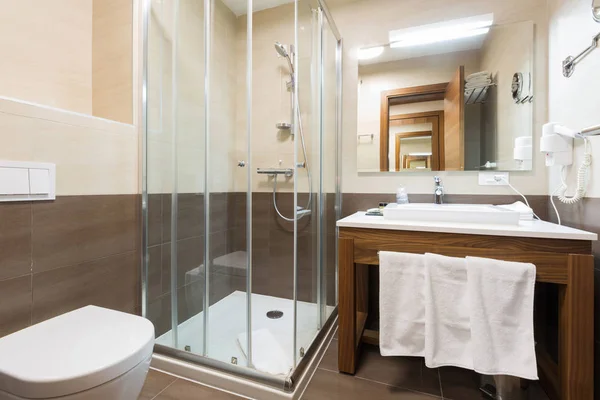 Hotel, wnętrza, łazienka z prysznicem — Zdjęcie stockowe