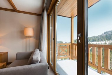 Bir otel dairesinin içinde.