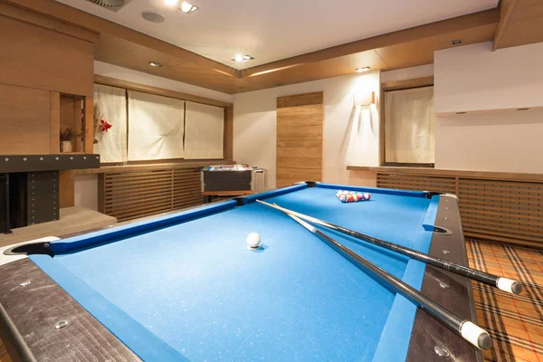 Hotel interior, entertainment room with pool table — Stock Photo, Image